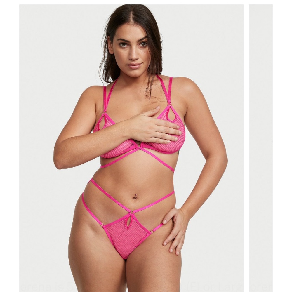 VICTORIA SECRET Very Sexy
Fishnet Mesh Unlined Strappy Teddy - Picture 2 of 9